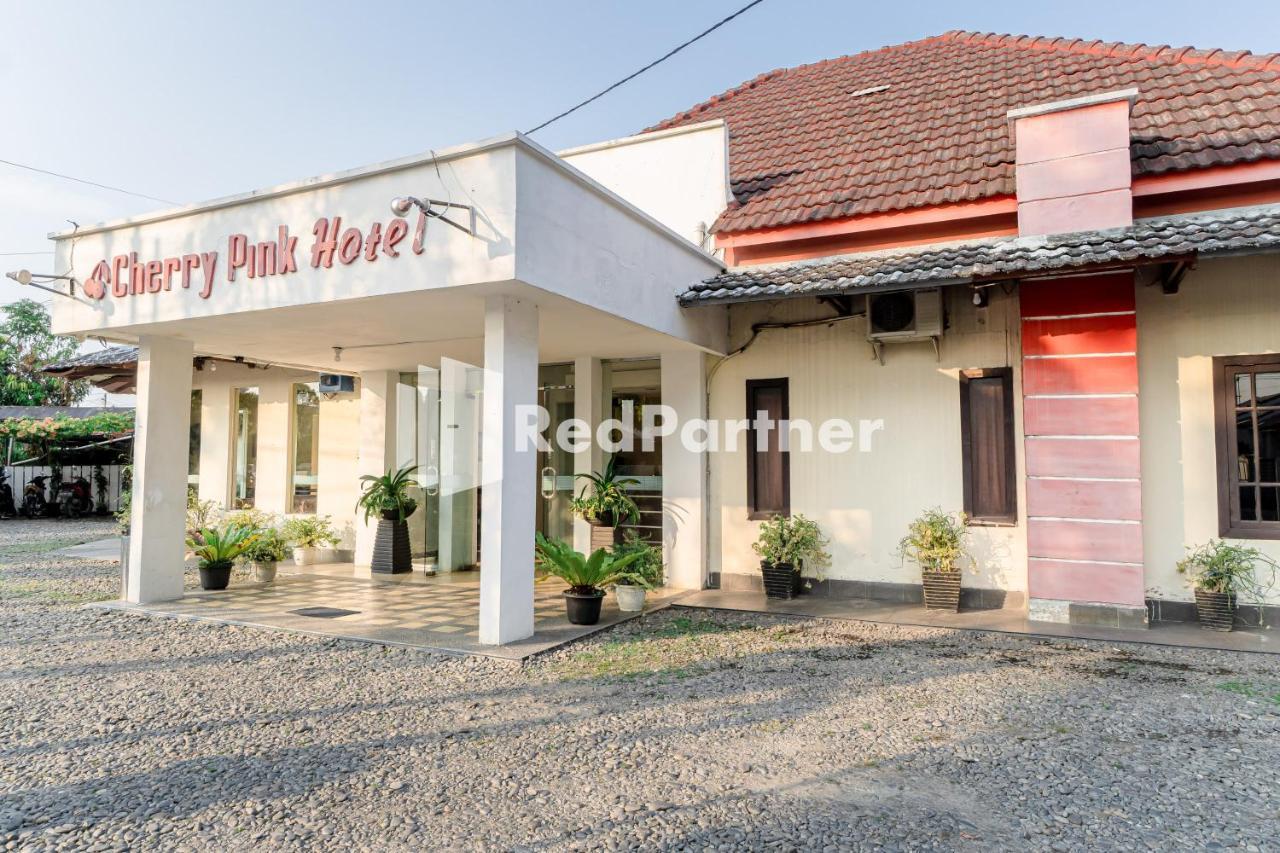 Cherry Pink Hotel Medan Mitra Reddoorz エクステリア 写真