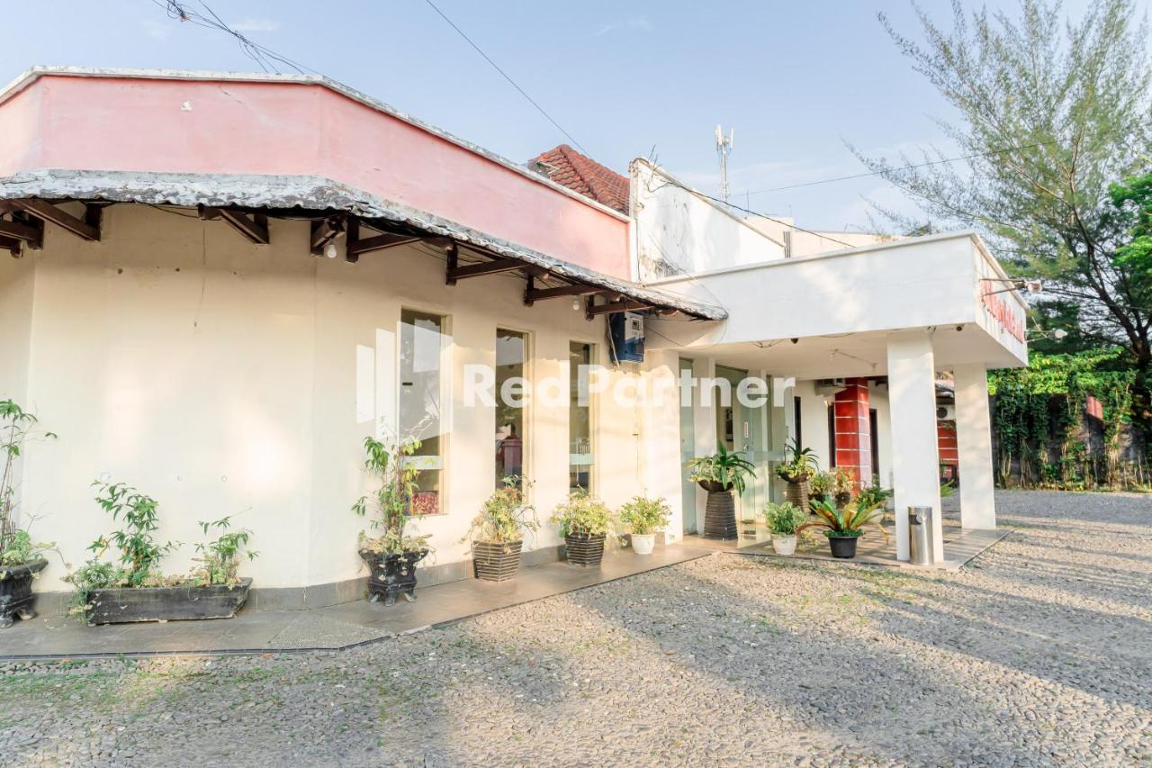 Cherry Pink Hotel Medan Mitra Reddoorz エクステリア 写真