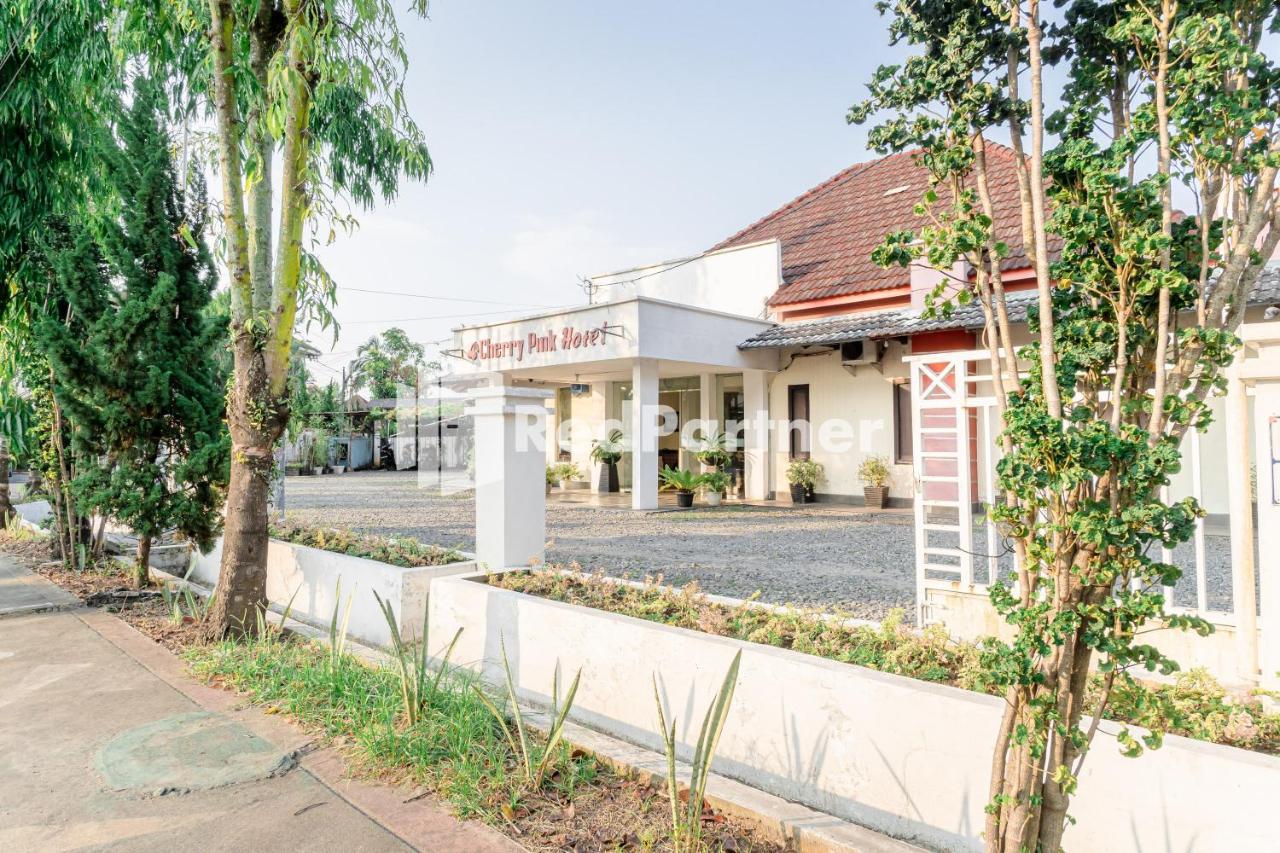 Cherry Pink Hotel Medan Mitra Reddoorz エクステリア 写真