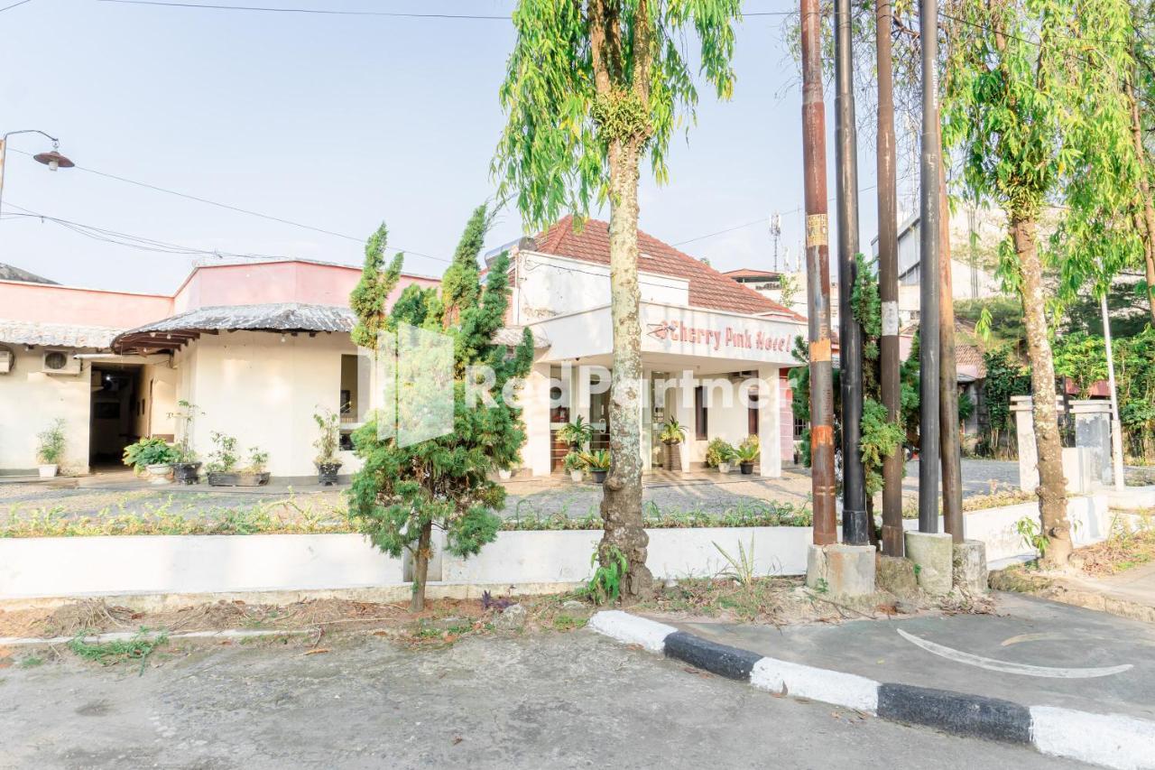Cherry Pink Hotel Medan Mitra Reddoorz エクステリア 写真